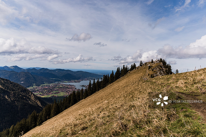 通往博登施奈德峰顶的徒步小径，远处可见特根湖。图片素材