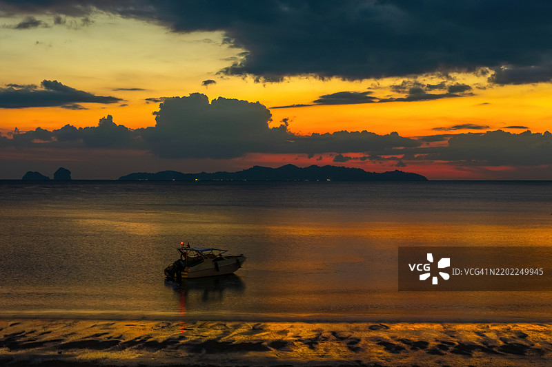从空中俯瞰的岛屿和海洋的日落场景图片素材