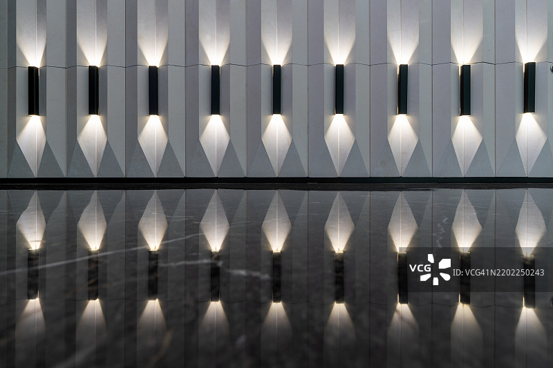 现代壁灯与反射地板图片素材