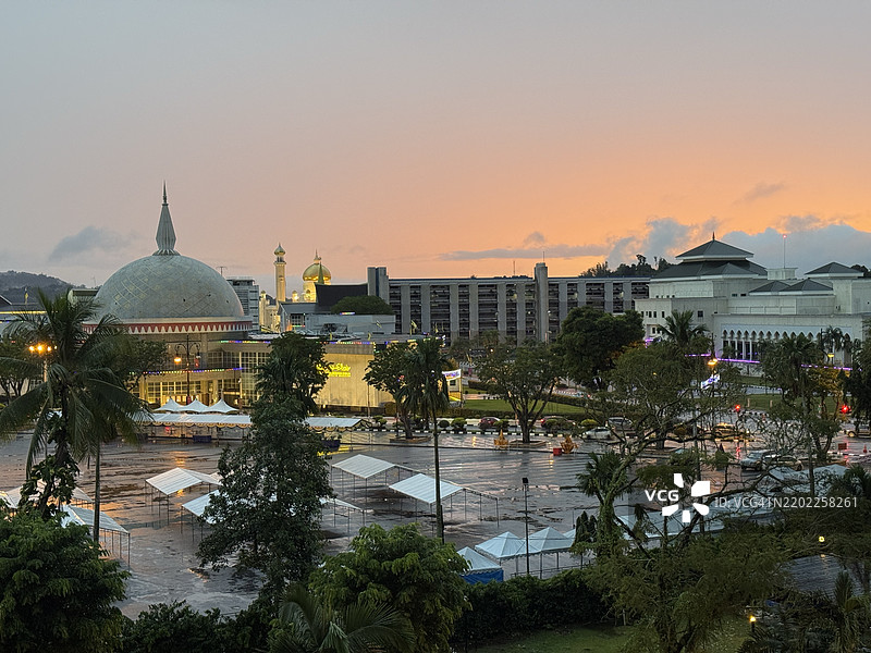 斯里巴加湾市的日落图片素材