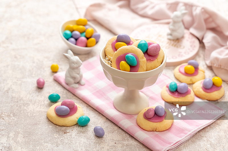 草莓巧克力甘纳许和五彩糖果蛋的鸟巢糖饼干。图片素材