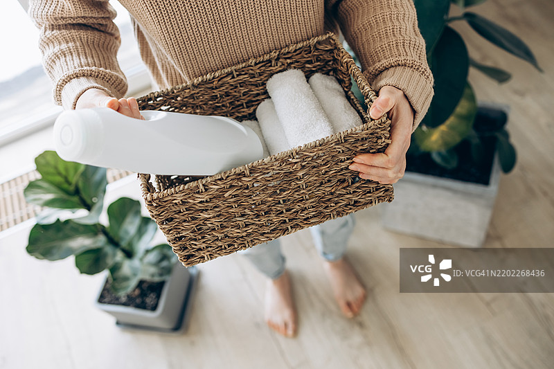 家庭洗衣组织，配有毛巾和洗涤剂图片素材