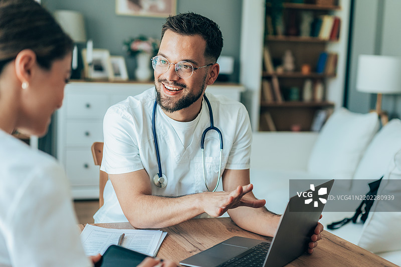 医生之间的协作讨论图片素材