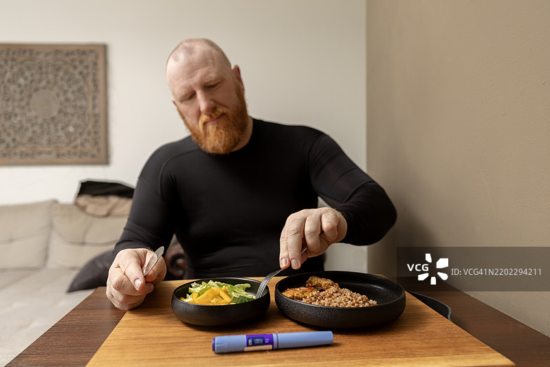 专注于塞马鲁肽和低热量餐饮为老年男性提供的饮食方案图片素材