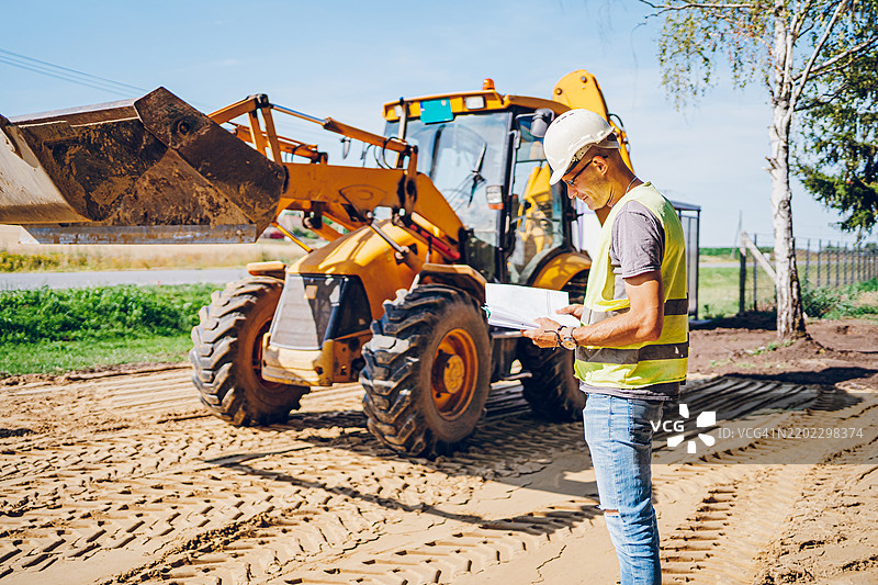一名土木工程师在查看一个建筑项目图片素材