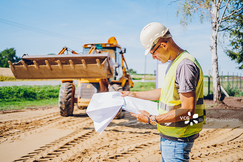 一名土木工程师在查看一个建筑项目图片素材