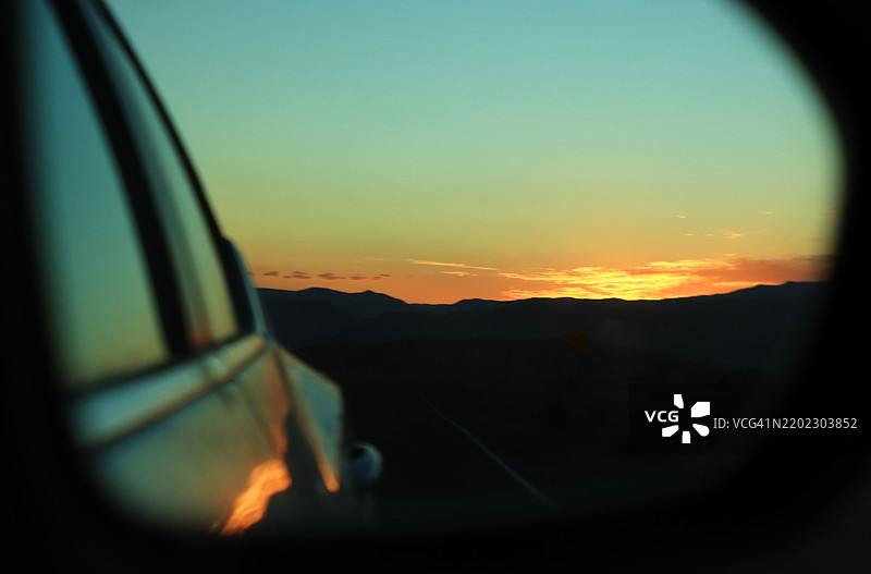 汽车侧视镜中的日出倒影图片素材