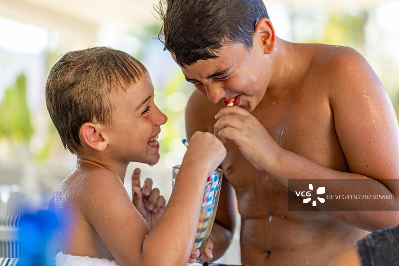 两个快乐的兄弟享受夏日饮品图片素材