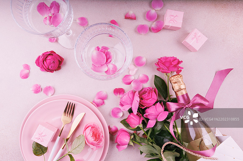 优雅的情人节布置，配有香槟和玫瑰花图片素材