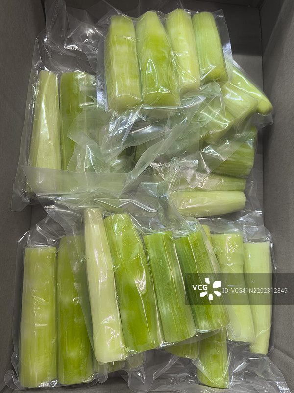 横滨中华街的剥皮真空包装茎生菜（芹菜心）图片素材
