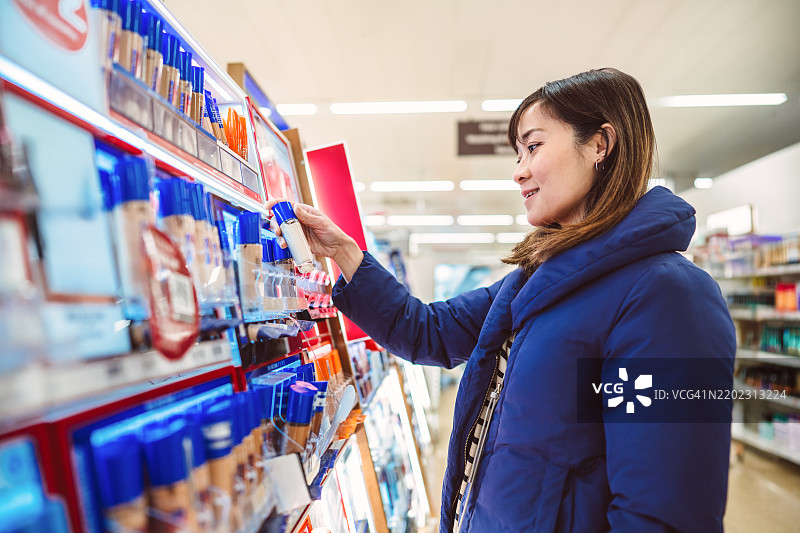 愉快的女性在百货商店购物化妆品图片素材