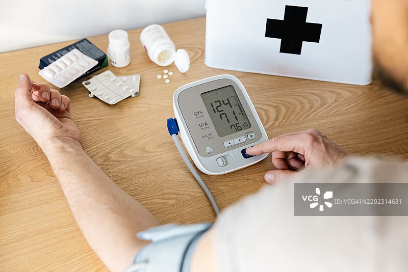 男子在家中测量血压图片素材