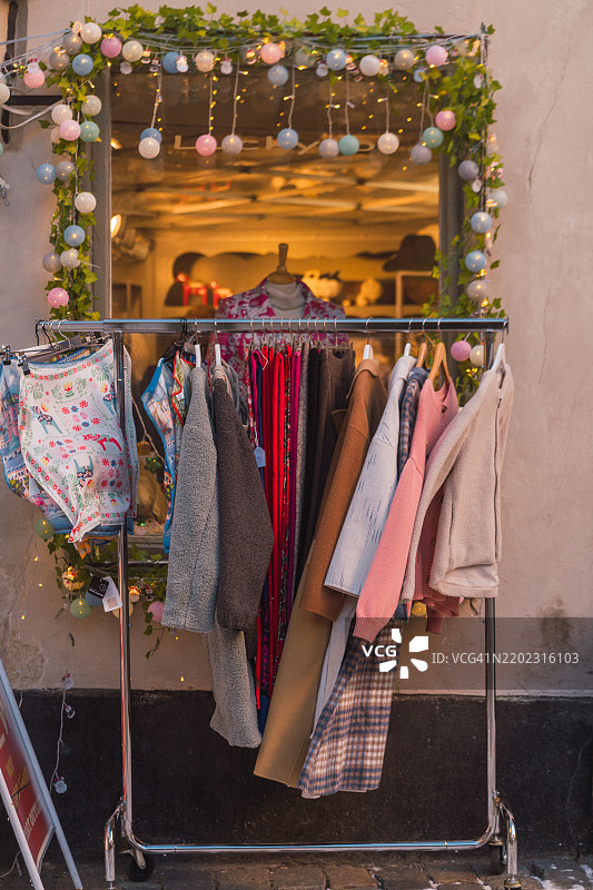 时尚商店外展示的衣架，上面挂着圣诞灯饰图片素材