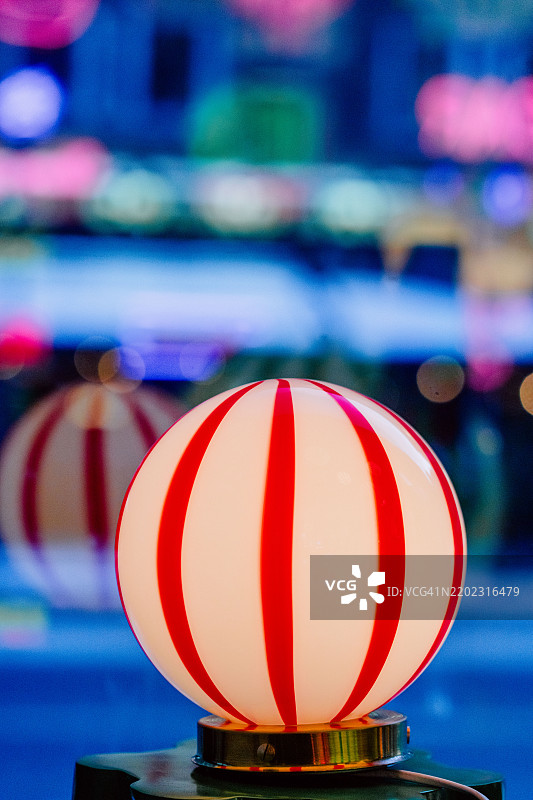 圆形白色和红色灯具照亮模糊背景图片素材