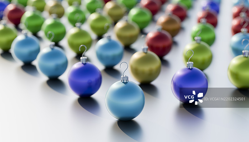 蓝色圣诞装饰球带挂钩图片素材