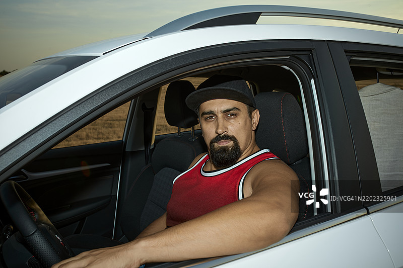留着山羊胡的男人坐在车里图片素材
