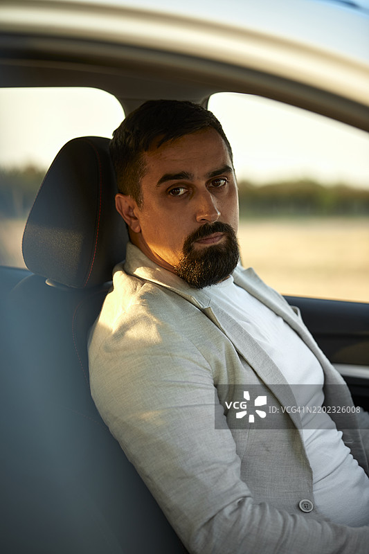 穿着西装的男人坐在车里图片素材
