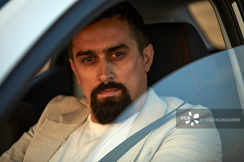 男子系着安全带坐在车里图片素材