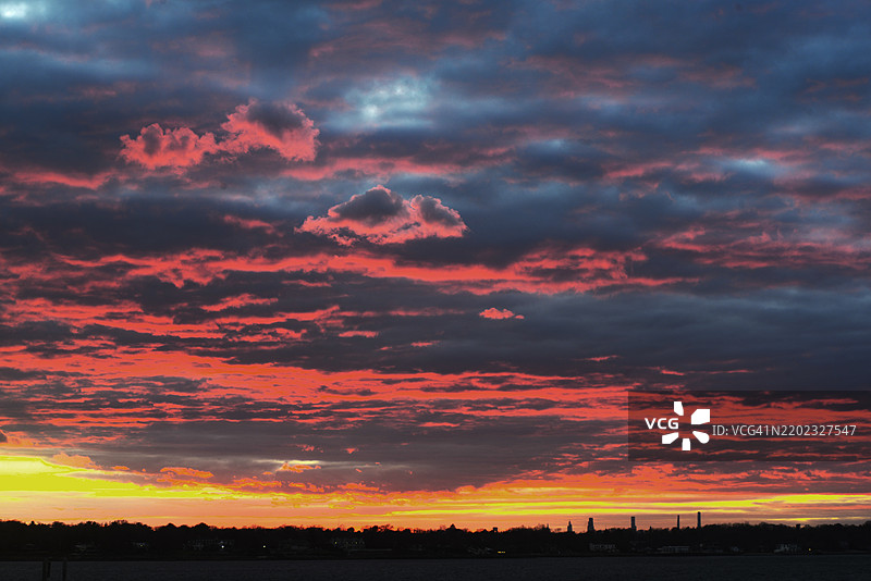 纽约长岛波特华盛顿的曼哈塞特湾上空的黄昏日落。图片素材