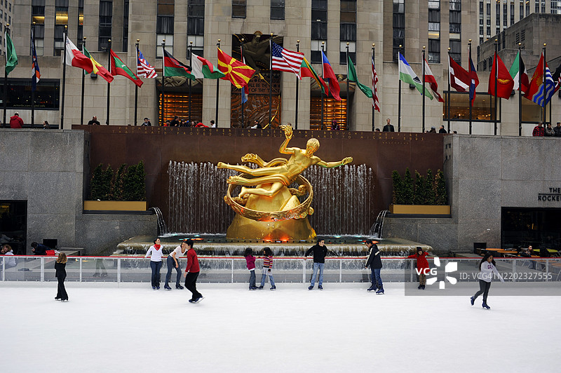 人们在纽约洛克菲勒中心的洛克菲勒溜冰场享受滑冰的乐趣。图片素材