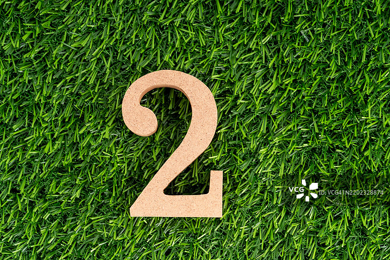 绿色草地上的数字2图片素材