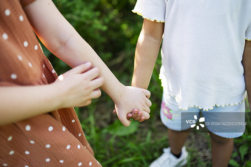 女孩们在公园里手牵手玩耍图片素材