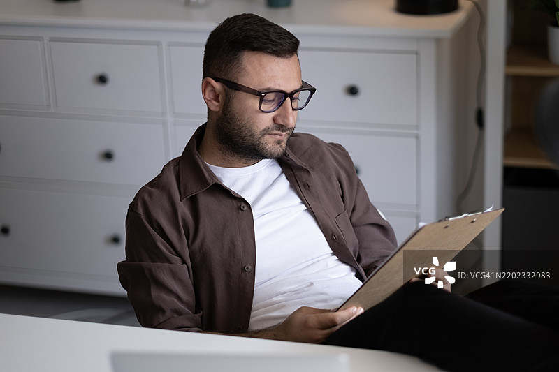 商人正在编写公司运营的财务报告和资产负债表图片素材