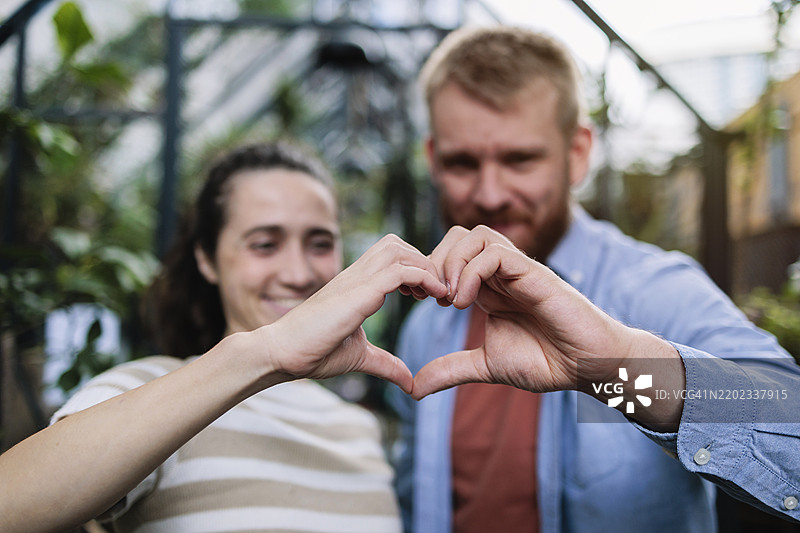 情侣用手做心形图片素材