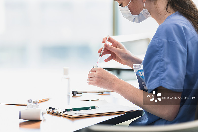 护士在诊所准备医疗注射图片素材