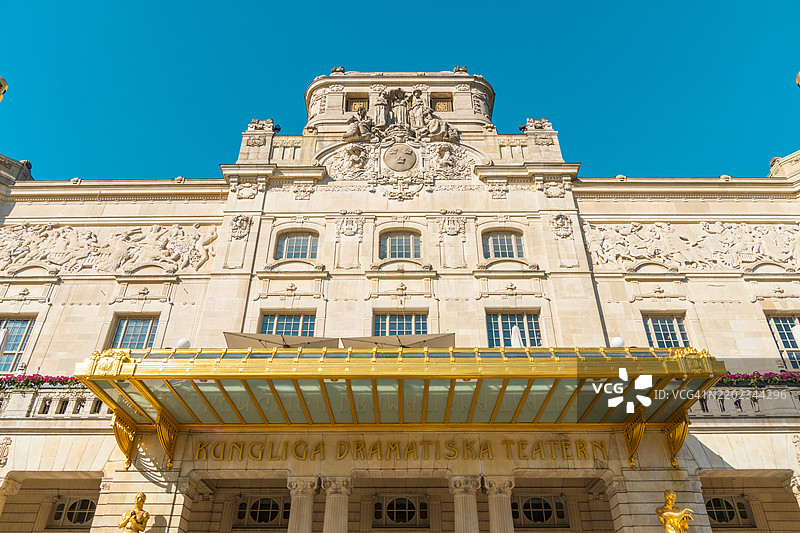 瑞典斯德哥尔摩的皇家戏剧院在晴朗的日子里图片素材