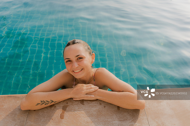 在科潘甘的旅游度假村游泳的女性图片素材