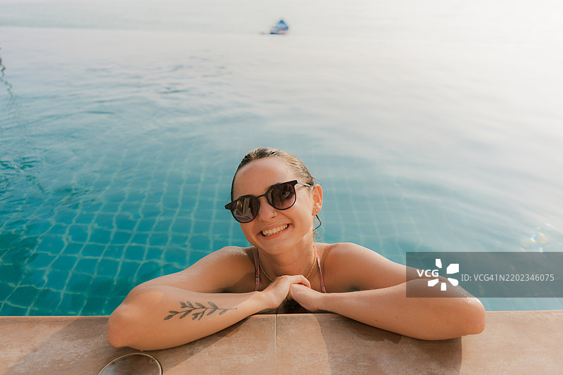 在科潘甘的旅游度假村游泳的女性图片素材