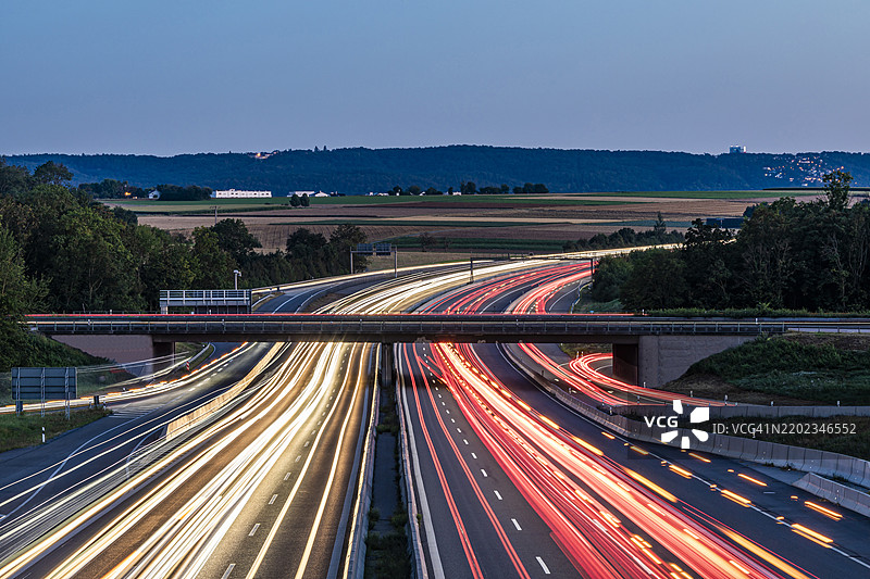 斯图加特，巴登-符腾堡州，德国高速公路上车辆的光轨图片素材