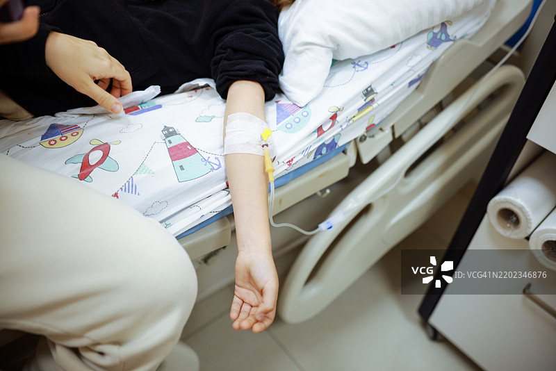 手臂上连接着输液的孩子图片素材