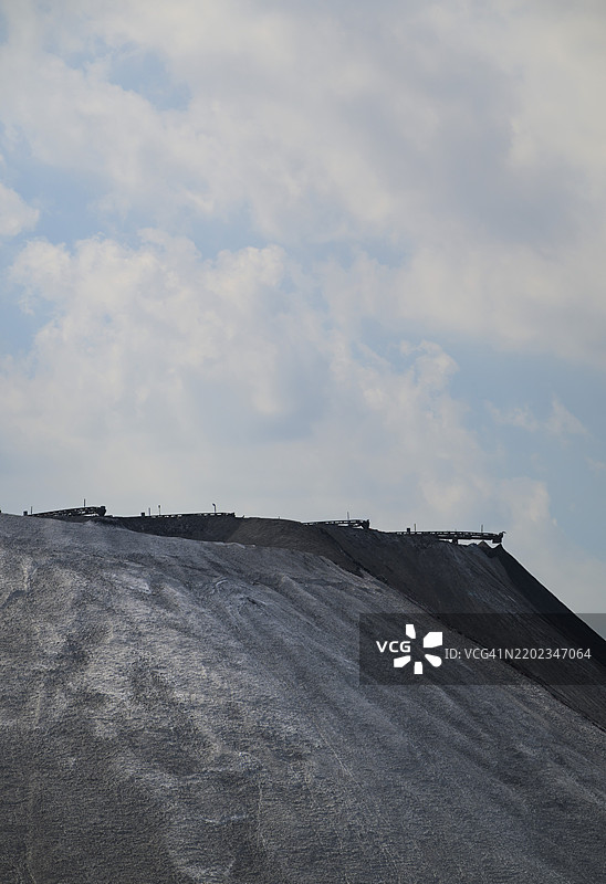 阴天下的露天钾矿图片素材