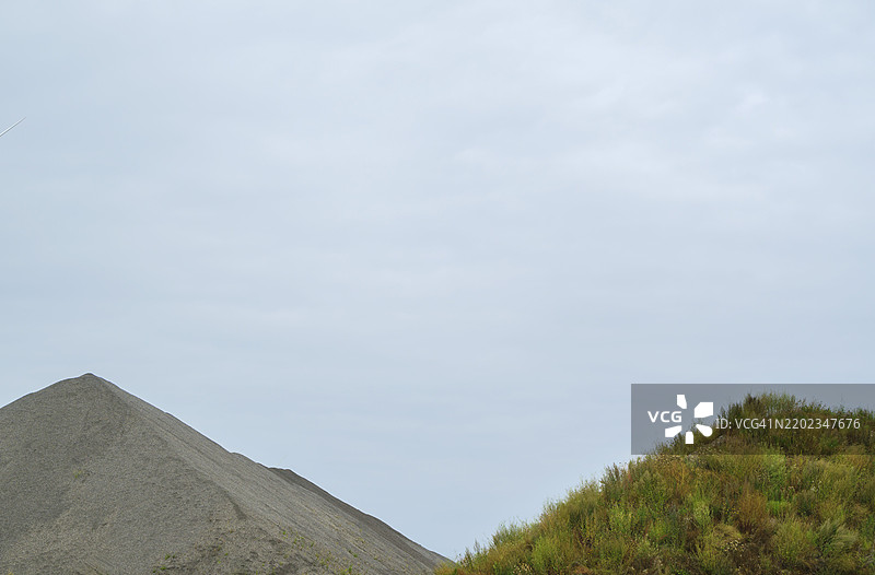 天空下山丘附近的钾矿露天矿场图片素材