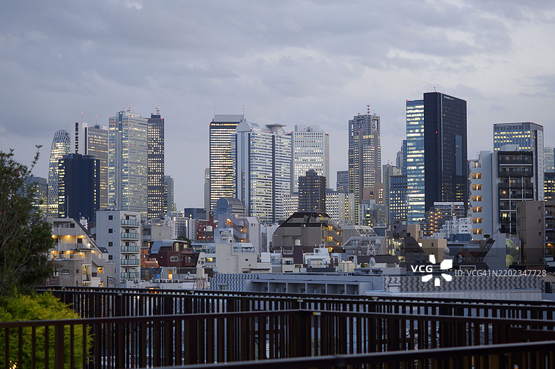 城市建筑与天空的景观，东京中野区，日本图片素材