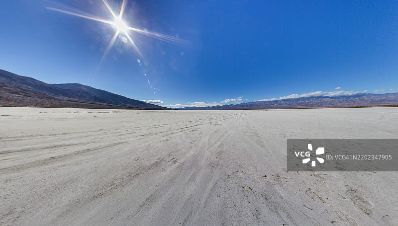 一条风景如画的木栈道穿过加利福尼亚州死亡谷的盐滩，熔炉溪，美国图片素材