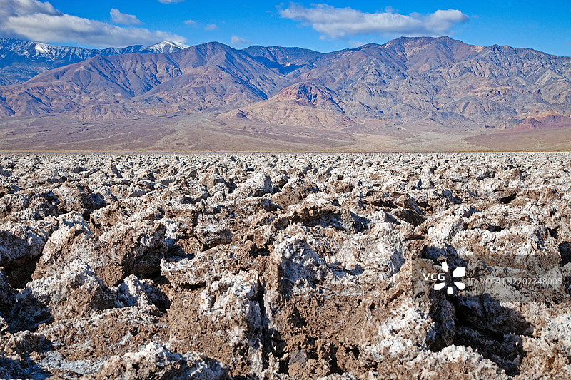 加州熔炉溪的魔鬼高尔夫球场下，坚硬的盐层在明亮的蓝天映衬下。图片素材