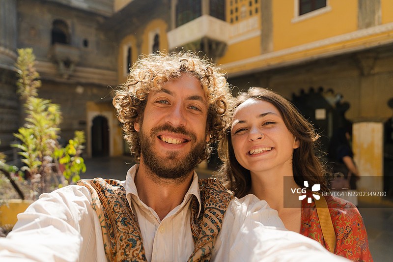 一对男女在印度拉贾斯坦享受体验之旅的自拍照图片素材