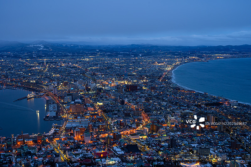 函馆夜晚灯光璀璨的城市建筑俯瞰图图片素材