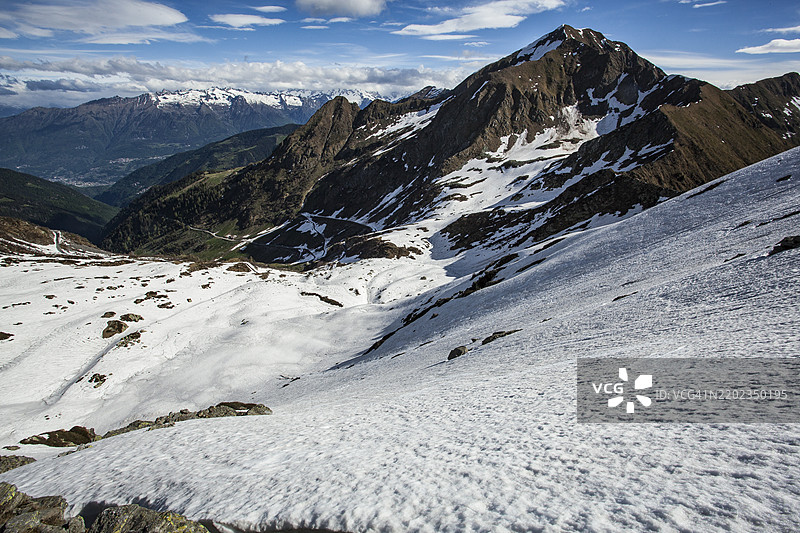 意大利伦巴第大区松德里奥省贝尔加莫的奥罗比克阿尔卑斯山阿扎里尼·菲奥拉罗的春季景观，俯瞰阿尔巴雷多山谷。图片素材