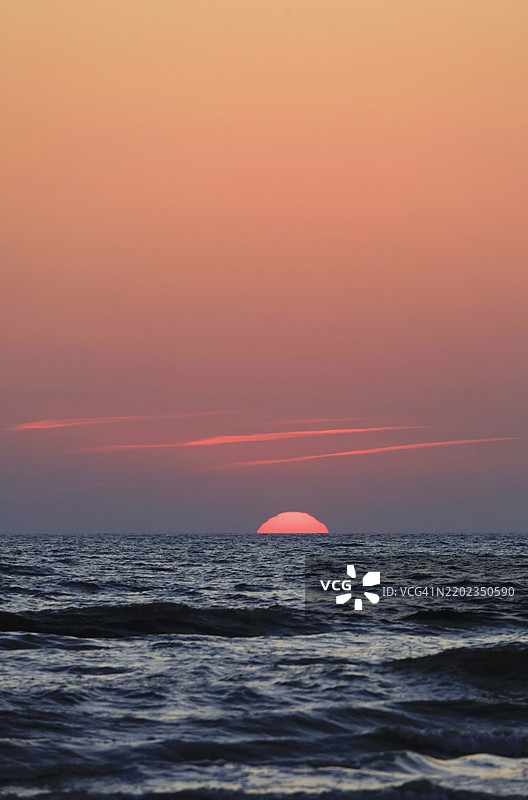 德国梅克伦堡-前波美拉尼亚州乌瑟多姆岛上九月的海上日出图片素材