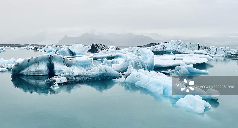 冰冻湖泊与天空的美丽景色图片素材