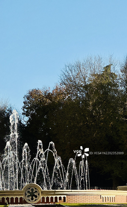 喷泉在晴朗天空下的景观图片素材