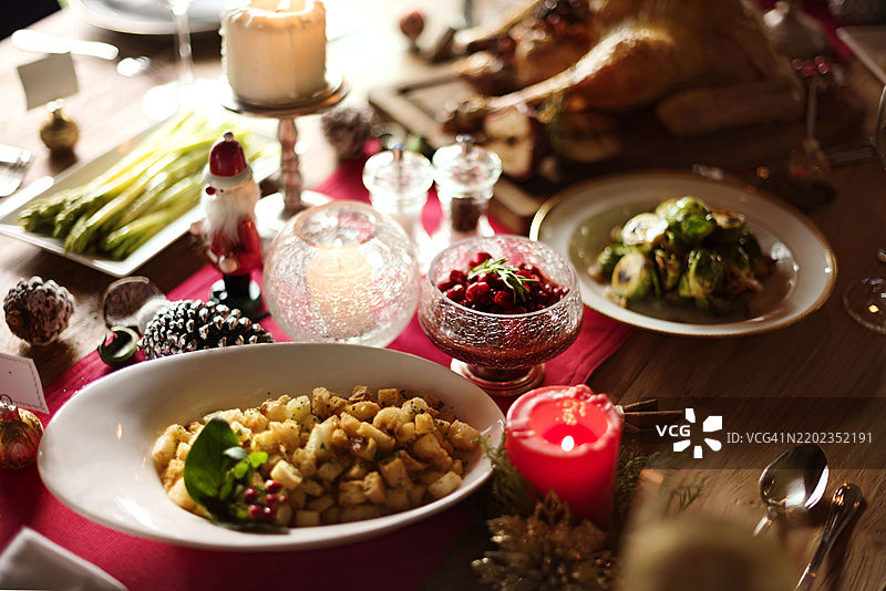 圣诞家庭晚餐桌概念图片素材