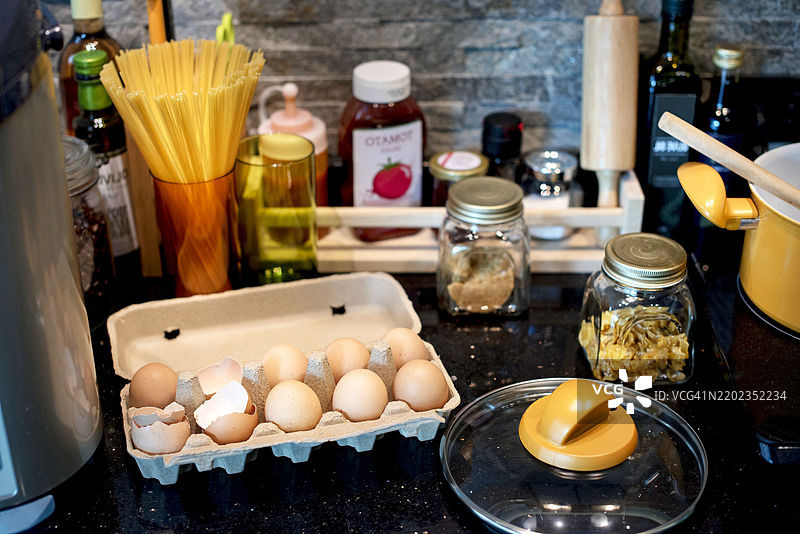 厨房台面上的鸡蛋和烹饪用具图片素材