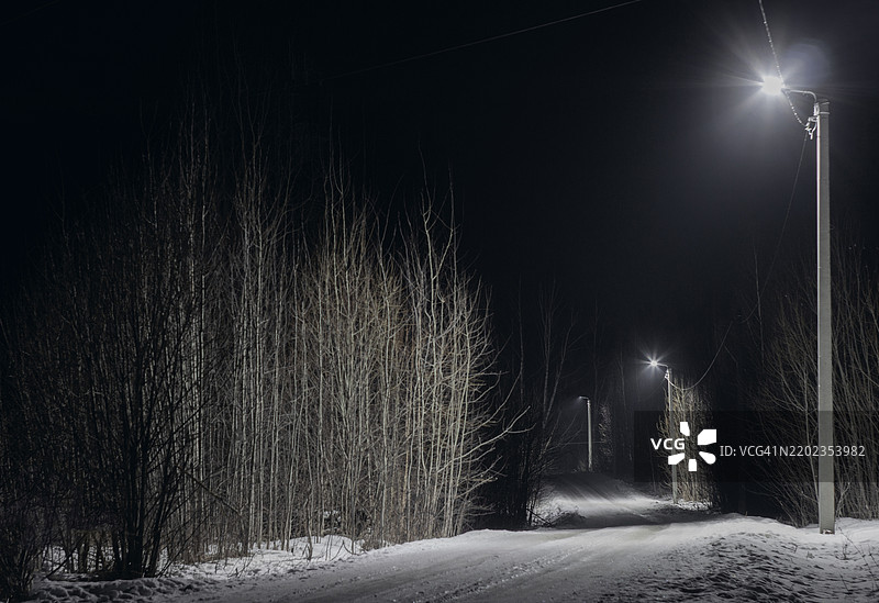 夜晚照亮的路灯低角度视图图片素材