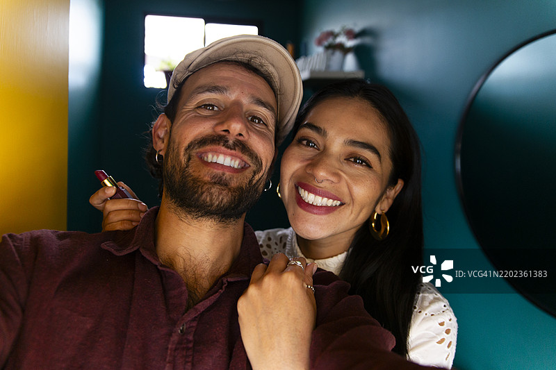 快乐的情侣在浴室里一起自拍图片素材