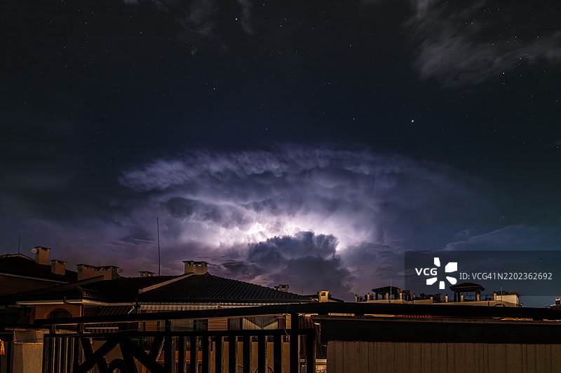 保加利亚斯维特维拉斯夜间屋顶上的干雷暴图片素材